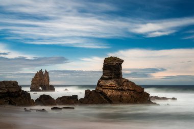 Asturias 'ın Costa Verde' sindeki Playa de Portizuelo plajının uzun pozlu görüntüsü