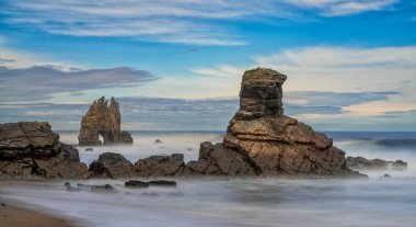Asturias 'ın Costa Verde' sindeki Playa de Portizuelo plajının uzun pozlu görüntüsü
