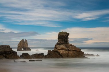 Asturias 'ın Costa Verde' sindeki Playa de Portizuelo plajının uzun pozlu görüntüsü
