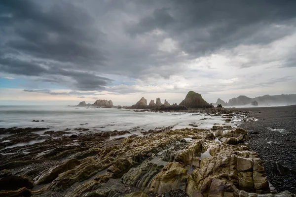 Asturias 'ın Costa Verde' sindeki Playa de Gueirua plajının son kullanma tarihi.