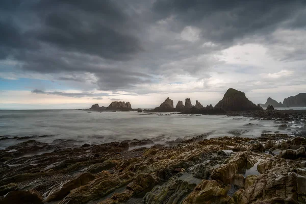 Asturias 'ın Costa Verde' sindeki Playa de Gueirua plajının son kullanma tarihi.