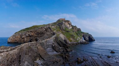 Bakio, İspanya - 3 Mayıs 2022: San Juan de Gaztelugatxe Kilisesi manzarası ve ona giden uzun taş merdivenler