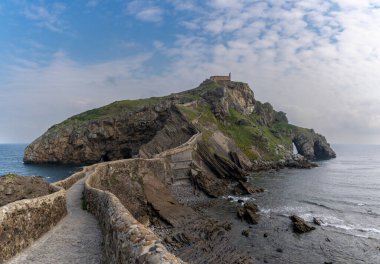 Bakio, İspanya - 3 Mayıs 2022: San Juan de Gaztelugatxe Kilisesi manzarası ve ona giden uzun taş merdivenler