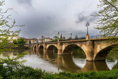 Logrono, İspanya - 27 Nisan 2022: Puente de Piedra köprüsü ve tarihi Logrono Kasabası manzarası