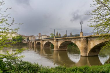 Logrono, İspanya - 27 Nisan 2022: Puente de Piedra köprüsü ve tarihi Logrono Kasabası manzarası