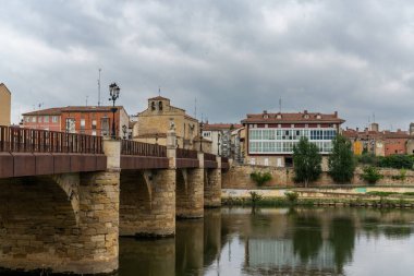 Miranda de Ebro, İspanya - 3 Mayıs 2022: Ebro Nehri üzerindeki taş köprü manzarası ve Miranda de Ebro 'nun tarihi şehir merkezi