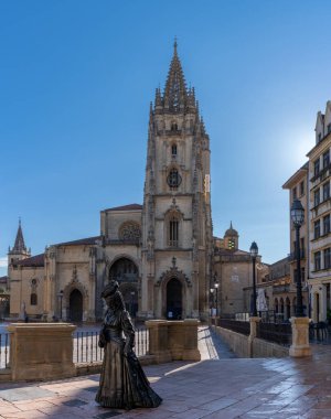 Oviedo, İspanya - 24 Nisan 2022: Oviedo 'nun tarihi şehir merkezinde La Regenta heykeli ve San Salvador Katedrali manzarası