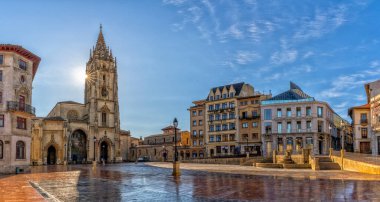 Oviedo, İspanya - 24 Nisan 2022: San Salvador Katedrali 'nin panorama manzarası ve tarihi şehir merkezi Oviedo' da güneş patlaması