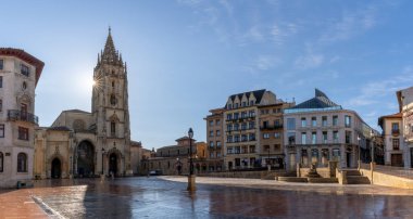 Oviedo, İspanya - 24 Nisan 2022: San Salvador Katedrali 'nin panorama manzarası ve tarihi şehir merkezi Oviedo' da güneş patlaması