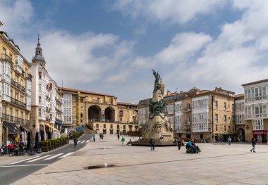 Vitoria-Gasteiz, İspanya - 29 Nisan 2022: Eski şehir merkezi Vitoria 'daki Plaza de la Virgen Blanca Meydanı