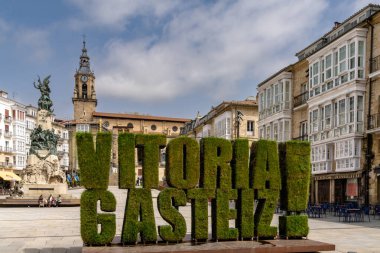 Vitoria-Gasteiz, İspanya - 29 Nisan 2022: Vitoria 'nın eski şehir merkezindeki Plaza de la Virgen Blanca meydanı