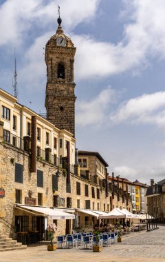 Vitoria-Gasteiz, İspanya - 29 Nisan 2022: Vitoria-Gasteiz şehir merkezindeki Plaza del Machete Meydanı 'nda açık hava koltuklu restoran ve bar