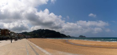 Zarautz, İspanya - 5 Mayıs 2022: İspanyol Bask Bölgesi, Zarautz 'da sahil şeridi ve altın kum plajı