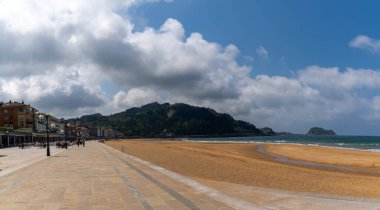 Zarautz, İspanya - 5 Mayıs 2022: İspanyol Bask Bölgesi, Zarautz 'da sahil şeridi ve altın kum plajı