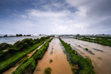 Bilbao yakınlarındaki Barrika sahilinde Flysch kaya oluşumlarının uzun pozlu görüntüsü.