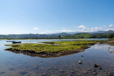 Cantabria 'daki San Vicente de la Barquera Nehri deltası ve Picos de Europa manzarası