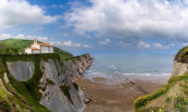 Zumaia 'daki San Telmo Hermitage kilisesi ve Flysch kaya oluşumlarının manzarası.