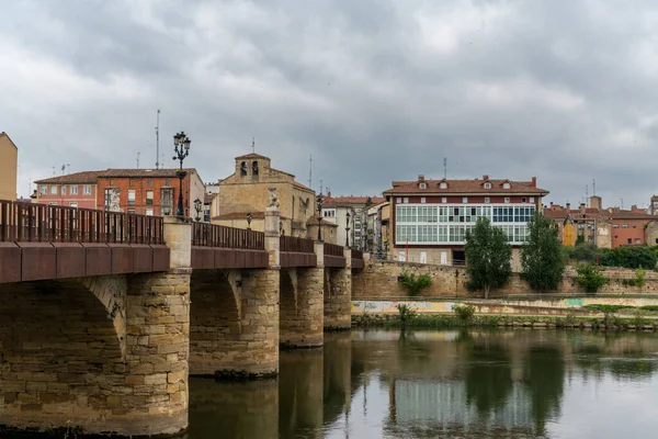 Miranda de Ebro, İspanya - 3 Mayıs 2022: Ebro Nehri üzerindeki taş köprü manzarası ve Miranda de Ebro 'nun tarihi şehir merkezi