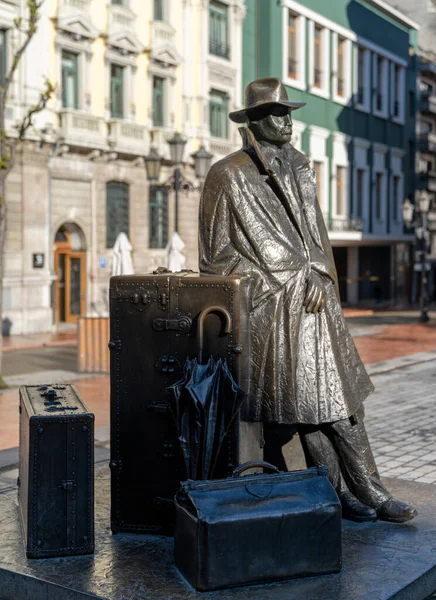 Oviedo, İspanya - 24 Nisan 2022: Oviedo 'nun tarihi şehir merkezinde valizli bir adam.