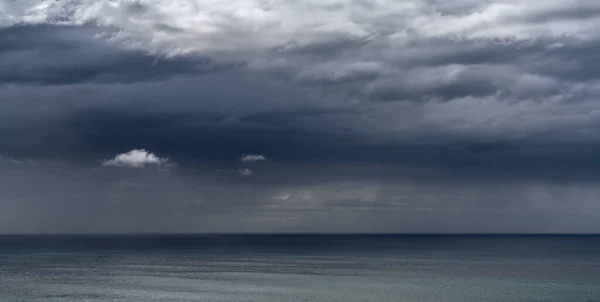 Тло Океанського Моря Спокійною Водою Бурхливим Похмурим Небом Падаючим Дощем — стокове фото