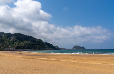 İspanyol Bask ülkesindeki Zarautz 'da güzel ve boş altın kum plajı.