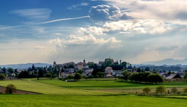 Avenches, İsviçre - 15 Mayıs 2022: Batı İsviçre 'nin pitoresk ve tarihi Yenilmezler kasabası