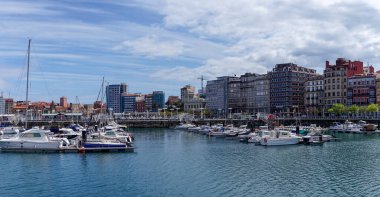 Gijon, İspanya - 24 Nisan 2022: Gijon 'daki yat limanı ve liman manzarası
