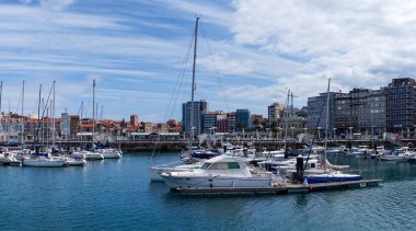 Gijon, İspanya - 24 Nisan 2022: Gijon 'daki yat limanı ve liman manzarası