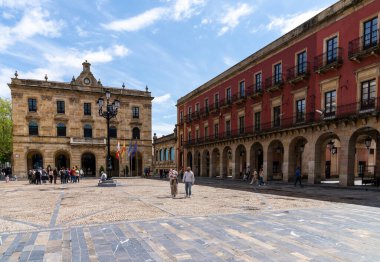 Gijon, İspanya - 24 Nisan 2022: Plaza Belediye Başkanı Meydanı 'nda insanlar tarihi şehir merkezi Gijon' da güneşli bir günün tadını çıkarıyorlar.