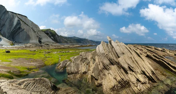 ズマイア近くのバスク地方沿岸の潮溜まりのあるフリッシュ岩の形成と崖のパノラマビュー — ストック写真