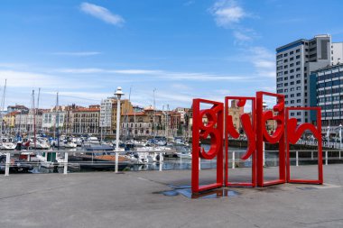 Gijon, İspanya - 24 Nisan 2022: Gijon 'daki spor limanı ve liman manzarası