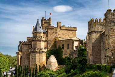 Olite, İspanya - 30 Nisan 2022: Olite 'nin eski şehir merkezindeki Palacio Real de Olite kalesinin manzarası