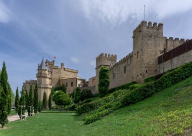 Olite, İspanya - 30 Nisan 2022: Olite 'nin eski şehir merkezindeki Palacio Real de Olite kalesinin manzarası