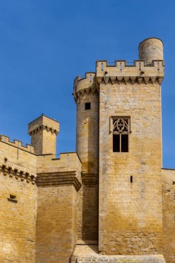 Olite, İspanya - 30 Nisan 2022: Olite 'nin eski şehir merkezindeki Palacio Real de Olite kalesinin manzarası