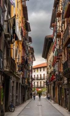 Tolosa, İspanya - 29 Nisan 2022: Tolosa 'nın tarihi şehir merkezinde renkli binalarla dolu dar bir sokak