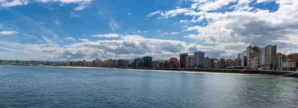 Gijon, İspanya - 24 Nisan 2022: Gijon ve San Lorenzo plajı manzarası