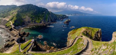 Bakio, İspanya - 3 Mayıs 2022: San Juan de Gaztelugatxe Kilisesi 'ne çıkan uzun ve dolambaçlı taş merdivenler İspanyol Bask Ülkesi manzaralı