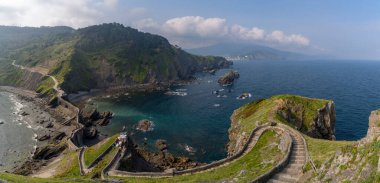 Bakio, İspanya - 3 Mayıs 2022: San Juan de Gaztelugatxe Kilisesi 'ne çıkan uzun ve dolambaçlı taş merdivenler İspanyol Bask Ülkesi manzaralı