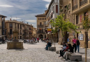 Olite, İspanya - 30 Nisan 2022: turistler güzel bir yaz gününde tarihi Olite 'yi ziyaret ediyorlar.