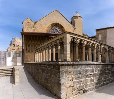 Olite, İspanya - 30 Nisan 2022: Olite 'nin tarihi şehir merkezindeki San Pedro kilisesinin giriş manzarası