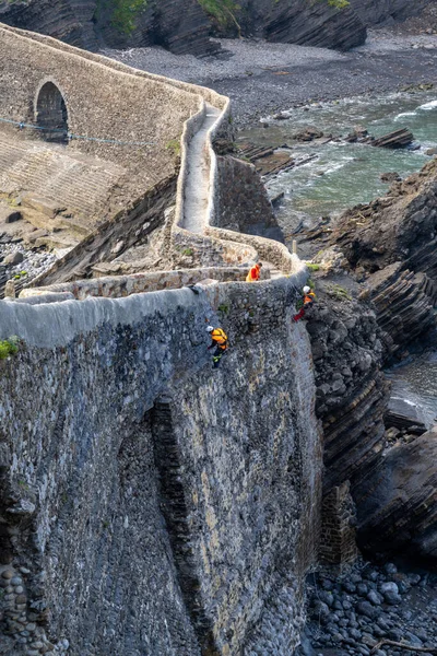 Bakio Spanyolország Május 2022 Kötélpálya Technikusok Építőmunkások Javítás Történelmi Falak — Stock Fotó