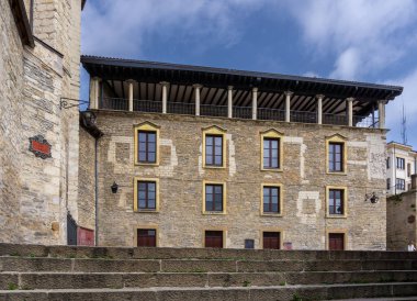 Vitoria-Gasteiz, İspanya - 29 Nisan 2022: Vitoria-Gasteiz şehir merkezindeki Plaza del Machete Meydanı