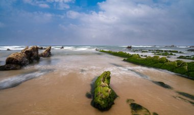 Bilbao yakınlarındaki Barrika sahilinde Flysch kaya oluşumlarının uzun pozlu görüntüsü.