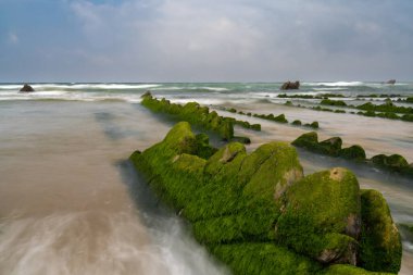 Bilbao yakınlarındaki Barrika sahilinde Flysch kaya oluşumlarının uzun pozlu görüntüsü.