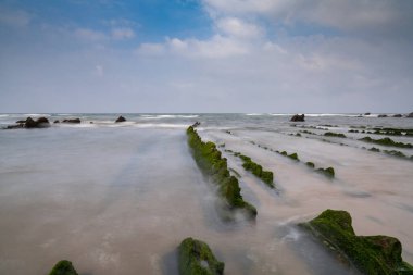Bilbao yakınlarındaki Barrika sahilinde Flysch kaya oluşumlarının uzun pozlu görüntüsü.