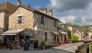 Carennac, Fransa - 13 Mayıs 2022: Dordogne Vadisi 'ndeki tarihi Carennac köyünde cennet gibi bir kafe ve restoran.