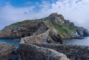 Bakio, İspanya - 3 Mayıs 2022: San Juan de Gaztelugatxe Kilisesi manzarası ve ona giden uzun taş merdivenler