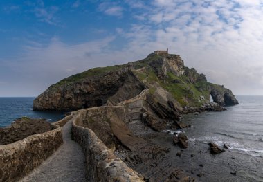 Bakio, İspanya - 3 Mayıs 2022: San Juan de Gaztelugatxe Kilisesi manzarası ve ona giden uzun taş merdivenler