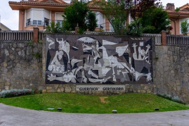 Guernica, İspanya - 4 Mayıs 2022: Picasso 'nun Guernica' nın tarihi şehir merkezi Guernica 'daki Guernica Duvarı' na bakış