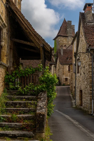 法国卡伦纳克 2022年5月13日 在一个田园诗般的法国乡村 一条狭窄的街道上有石头房子 — 图库照片